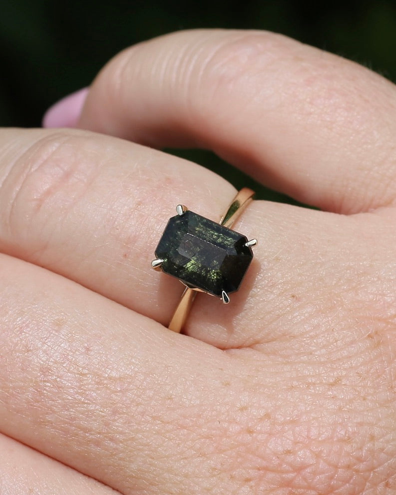 Unique Emerald Cut Ludwigite Peridot Ring, 4 claw, 9ct Yellow Gold, size O or 7.25, 2.87g