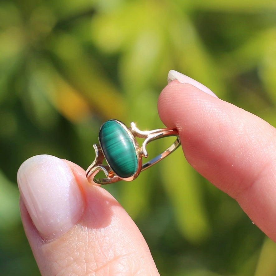 Oval malachite Ring, 9ct YG, size 8 or Q