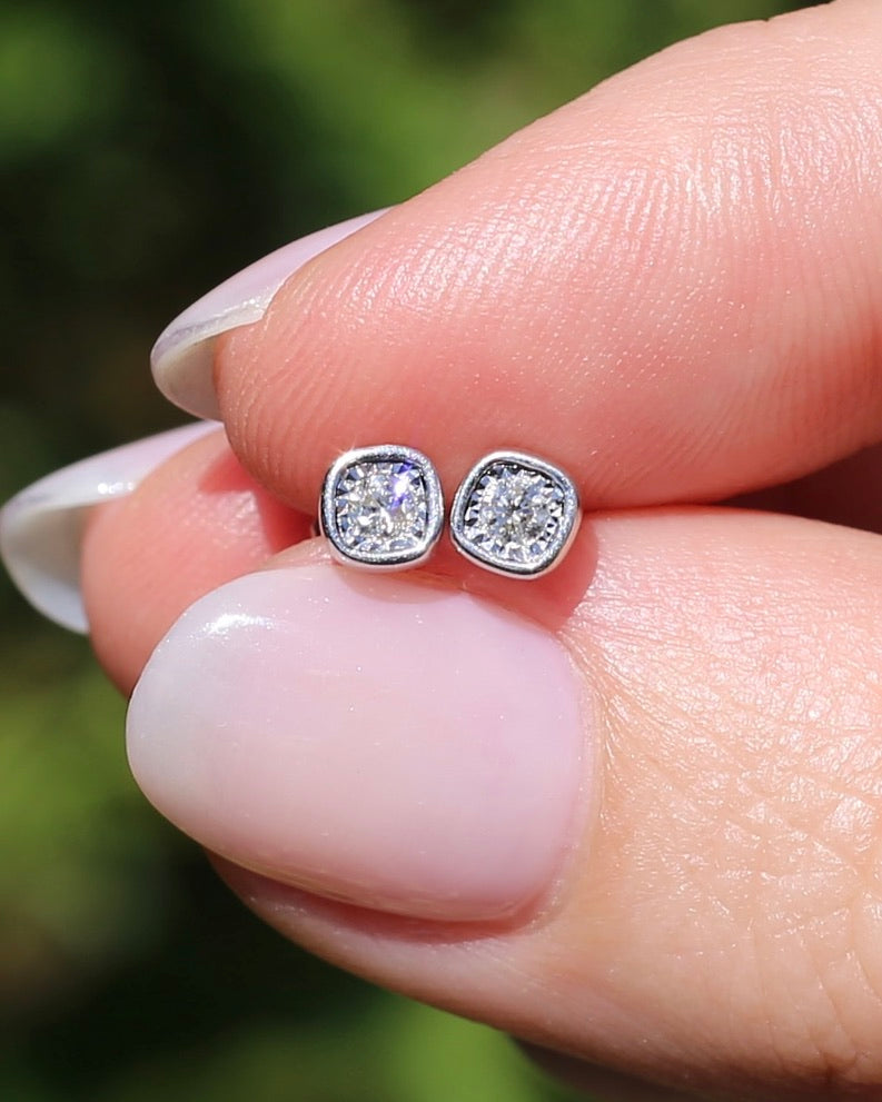 Cushion Shaped Illusion Set Round Cut Natural Diamonds, 9ct and 10ct White Gold, 1.05g