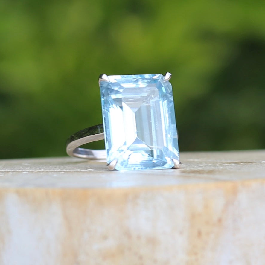 Stunning 15.41ct Emerald Cut Blue Topaz in 14ct White Gold Ring, size L or 5.5