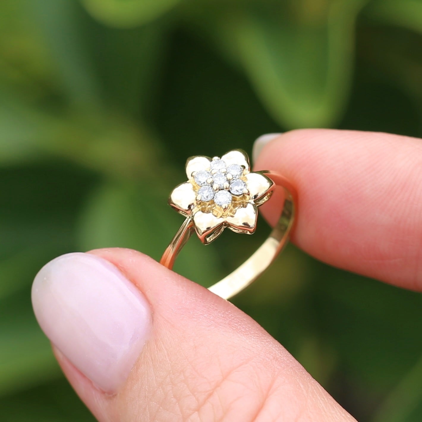 18ct Gold Flower with Diamond Stamens, 18ct Yellow Gold, size O or just over 7