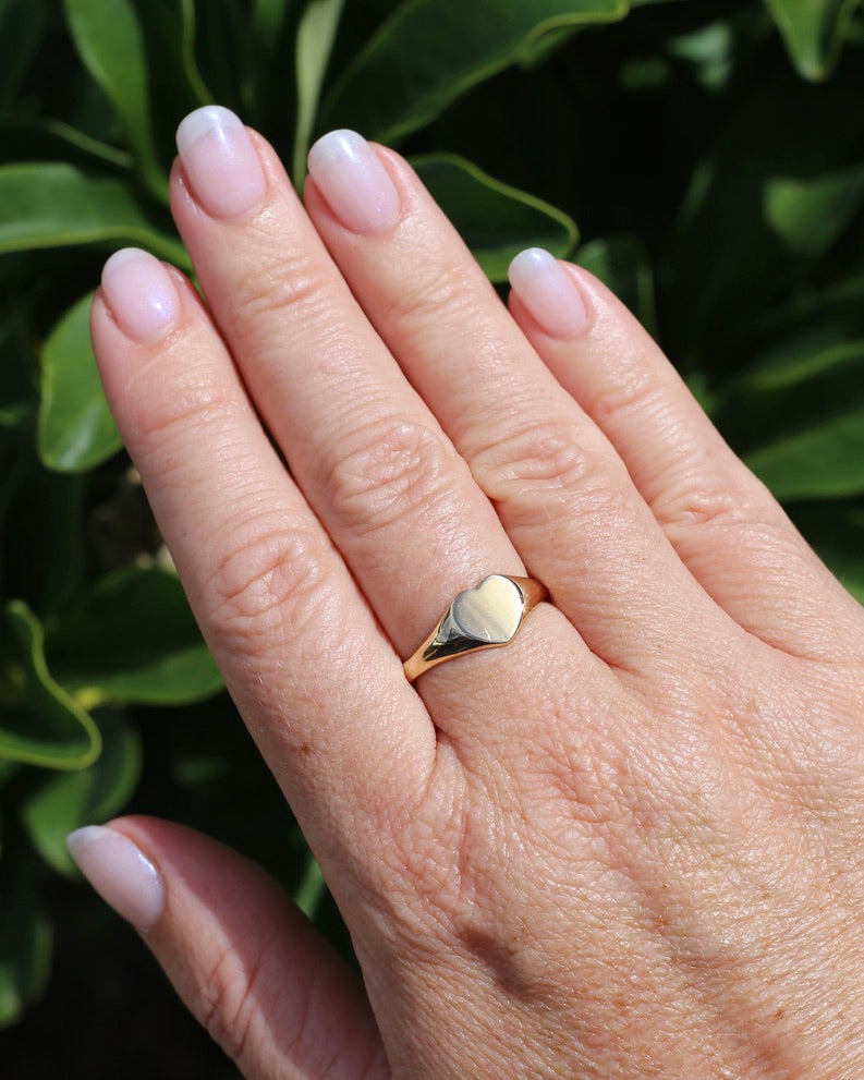 1973 Made Birmingham Heart Shaped Signet Ring, 9ct Yellow Gold, size R or 8.75, 2.91g
