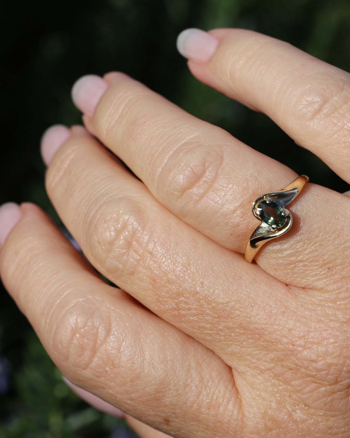 0.6ct Oval Green Australian Sapphire Ring, 10ct Yellow Gold, size N or 6.75, 1.56g