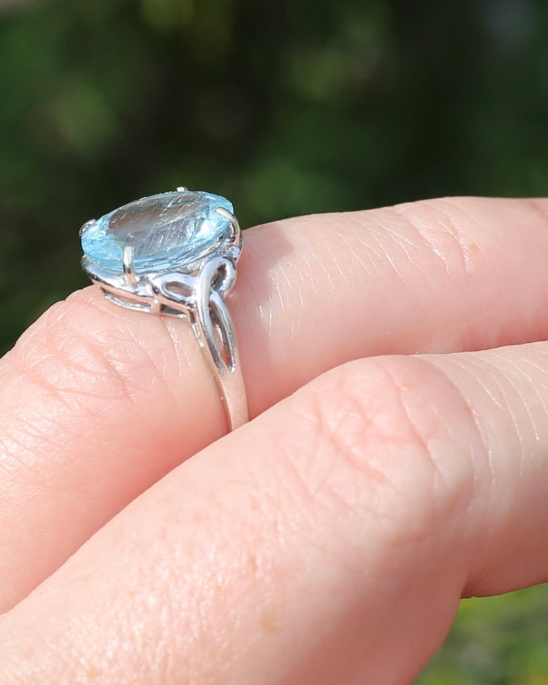 3.2ct Oval Natural Aquamarine in Celtic Inspired 18ct White Gold Ring, size L1/2 or 6, 3.11g