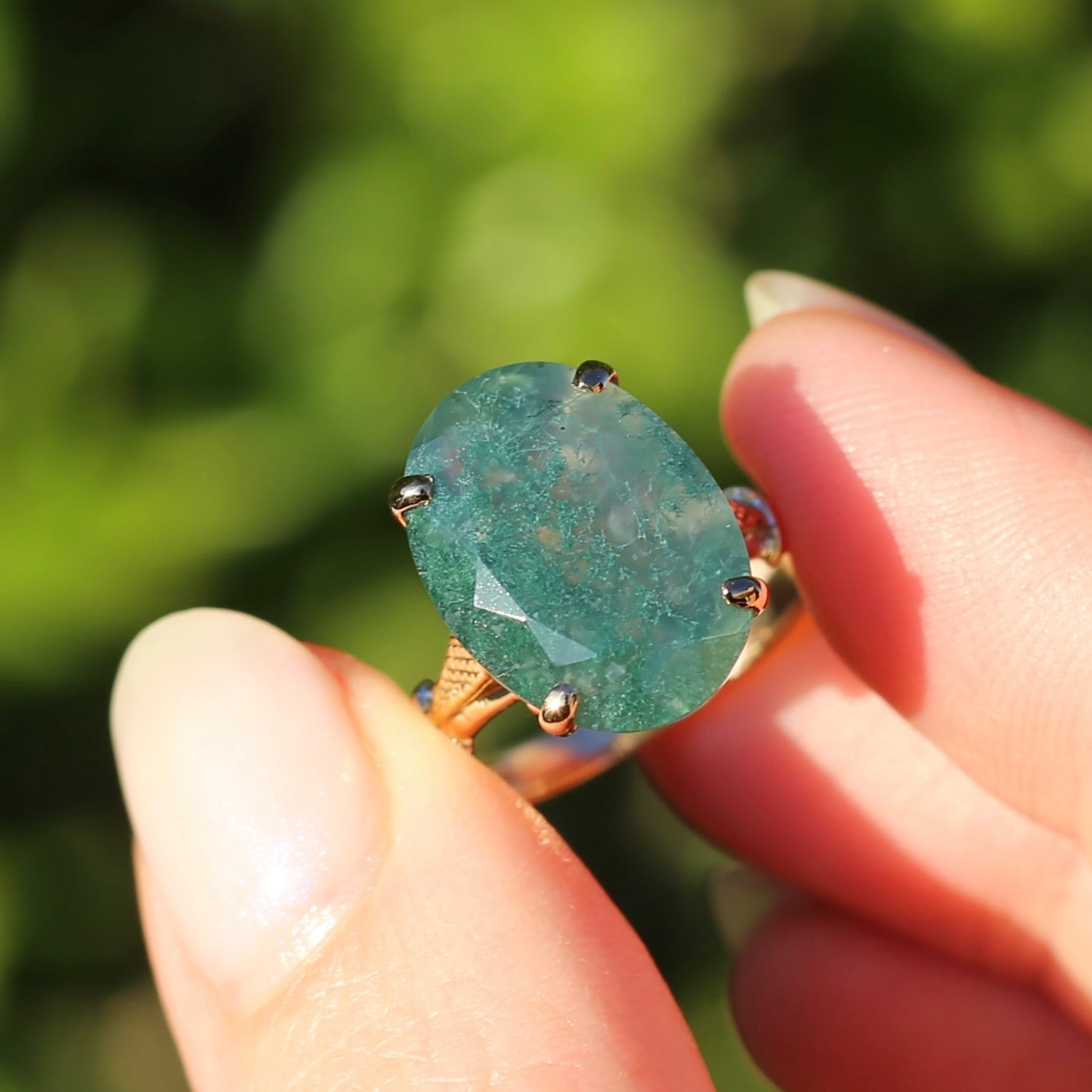 8ct Oval Moss Agate Claw Set Cocktail Ring, 14ct Yellow Gold, size Q1/2 or just over 8.25