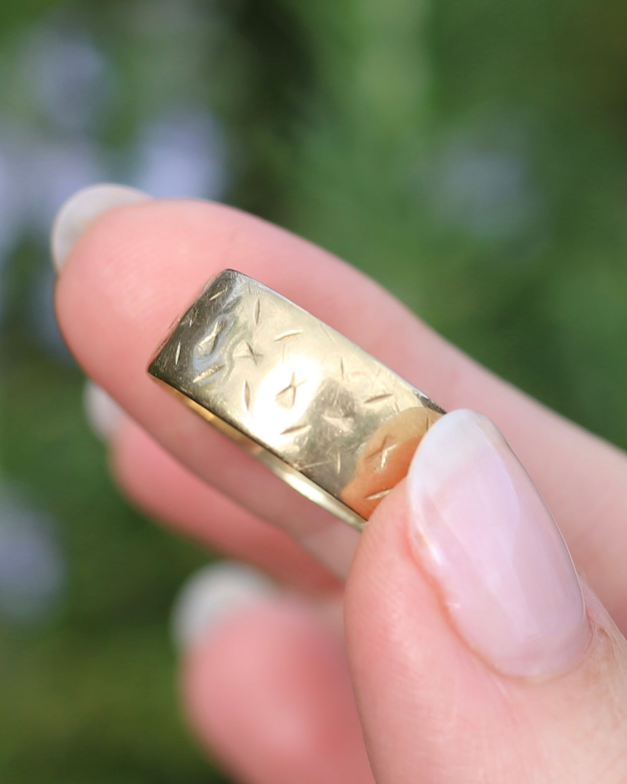 1977 London Made Wide Band with Diamond Cut Pattern, 9ct Yellow Gold, size W or 11 (fits more like a U-U1/2 due to width, 4.75g