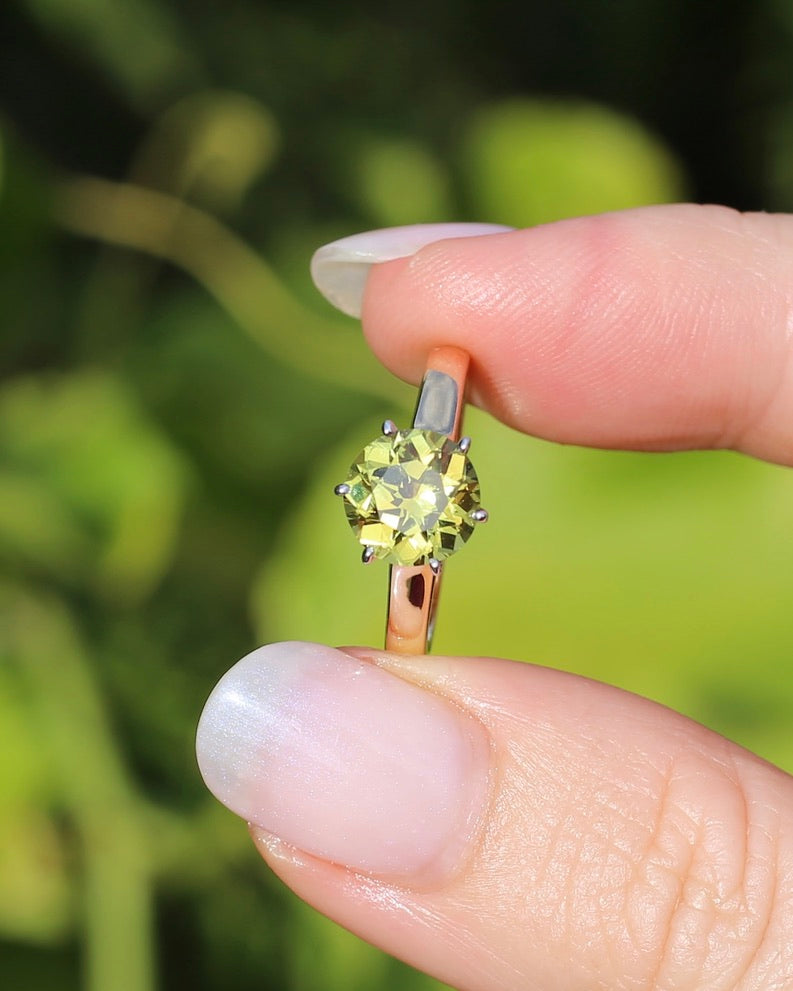 Breathtaking 2.59ct Natural Greenish Yellow Sapphire in Vintage 6 claw Mixed Metal 14ct Gold, 14ct White and Yellow Gold, size O or just over 7, 3.61g, with valuation