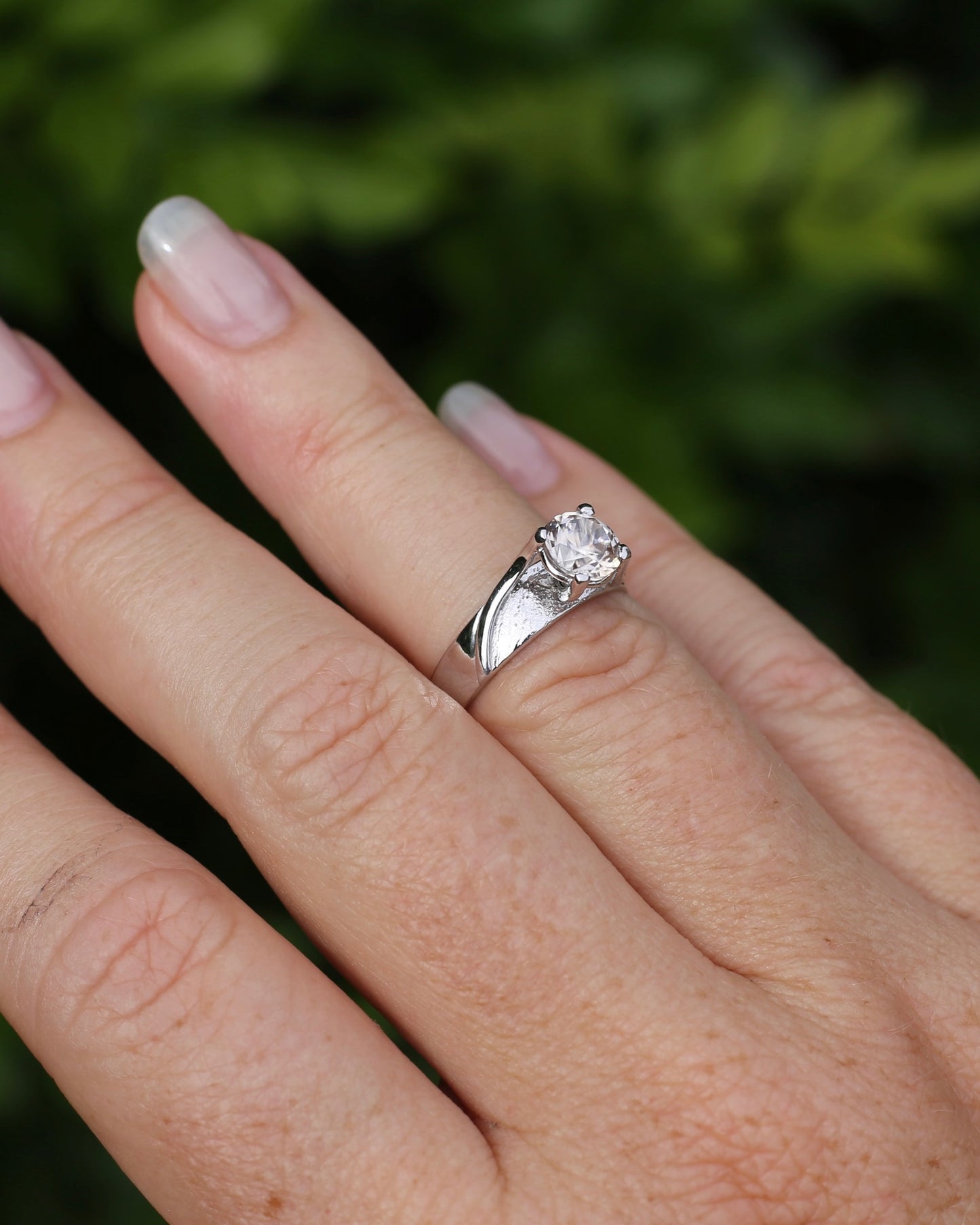 Circa 1970s 1.57ct White Pink Australian Zircon Ring, 9ct White Gold, size N or 6.75, 3.44g