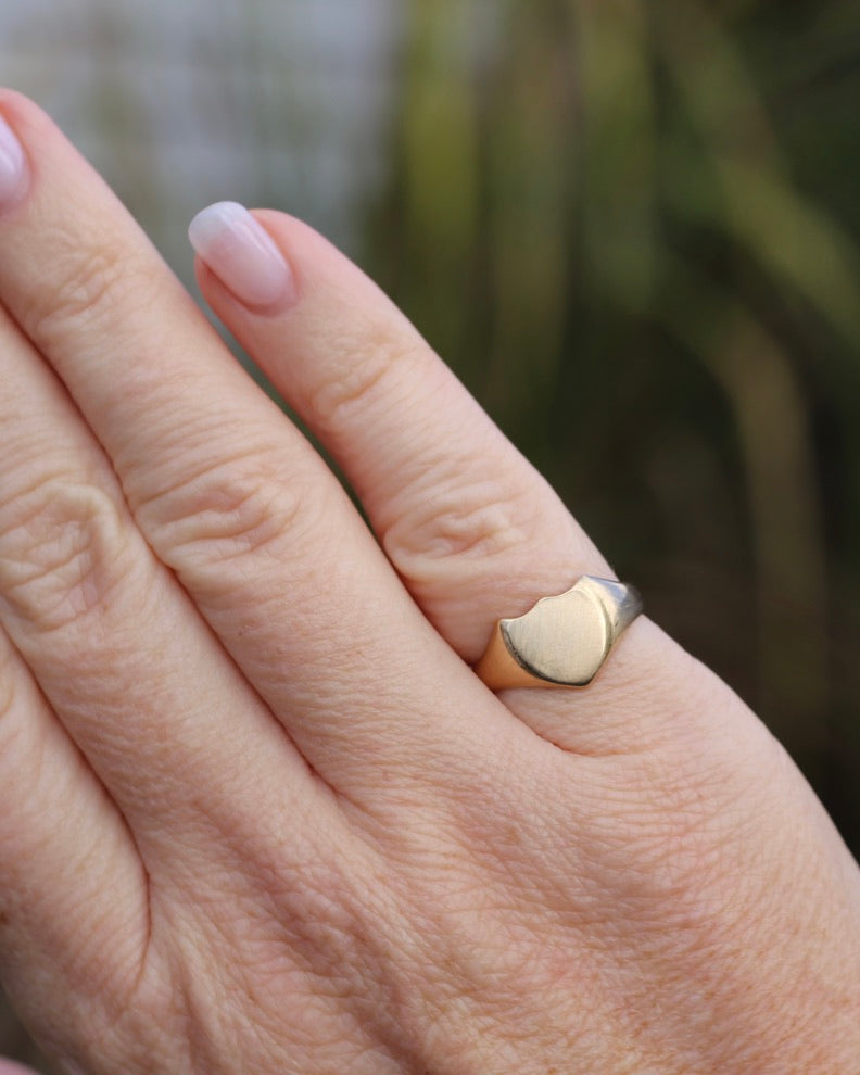 Vintique 15ct Shield Signet Ring, size L1/2 or just over 6, might feel half a size smaller due to width, 3.47g