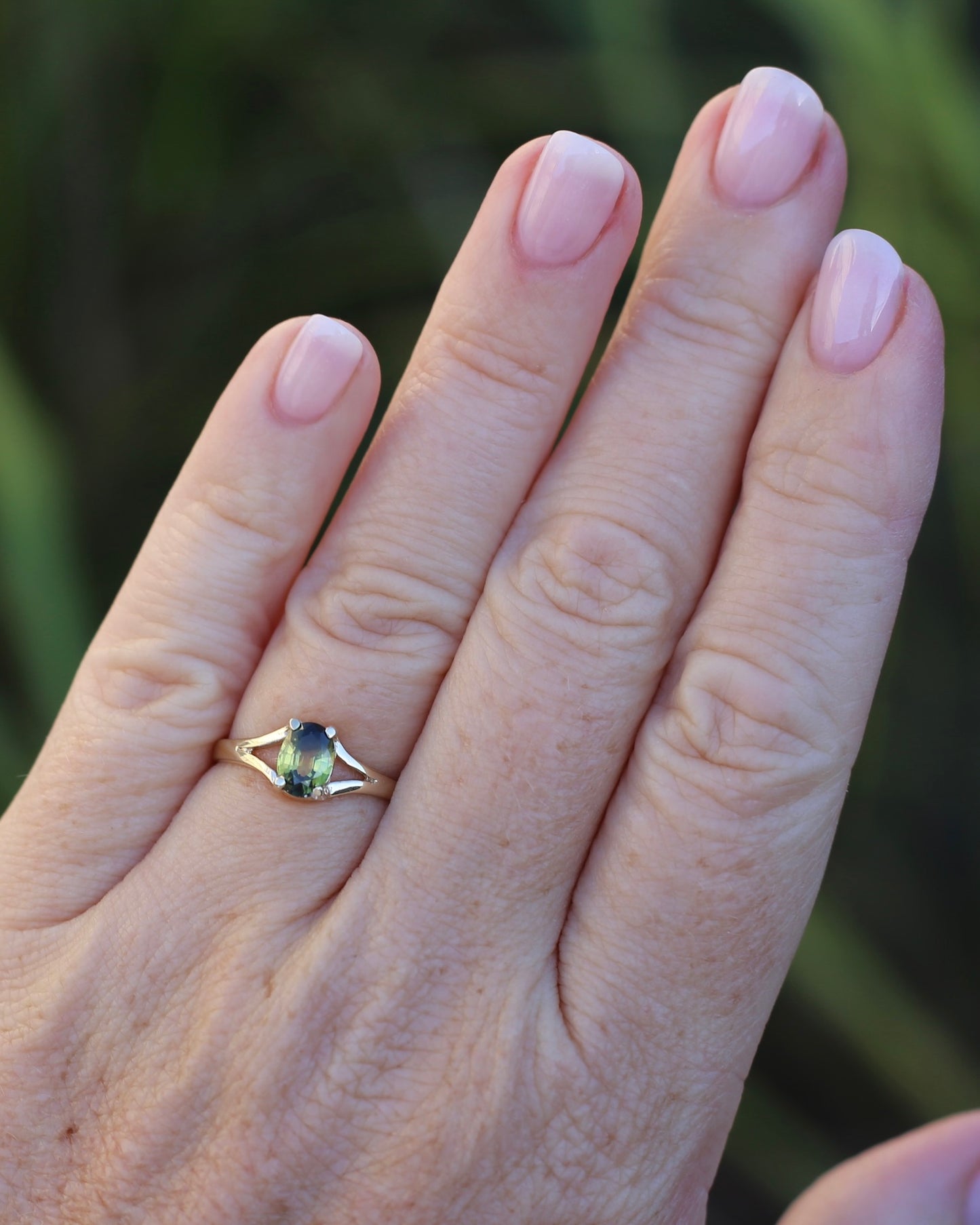 1.15ct Oval Parti Sapphire Split Shoulder Solitarie Ring, 9ct Yellow Gold, size O1/2 or 7.5, 1.59g