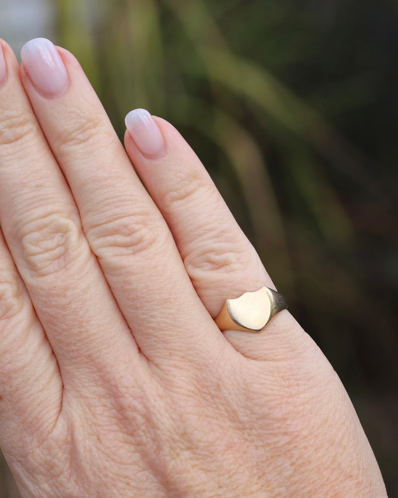 Vintique 15ct Shield Signet Ring, size L1/2 or just over 6, might feel half a size smaller due to width, 3.47g