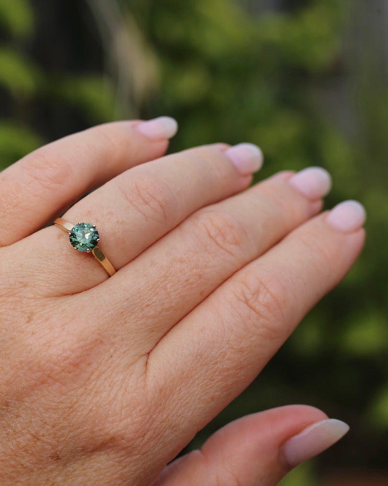 1.36ct Teal Parti Sapphire in Vintage 6 Claw 14ct Yellow Gold Ring, size O or 7.25, 1.96g, with valuation