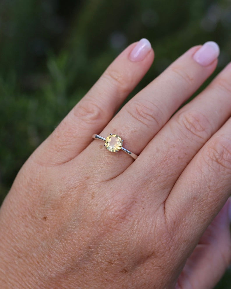 1.05ct Citrine Solitaire, Sterling Silver, size Q1/2 or just under 8.5, 2.0g