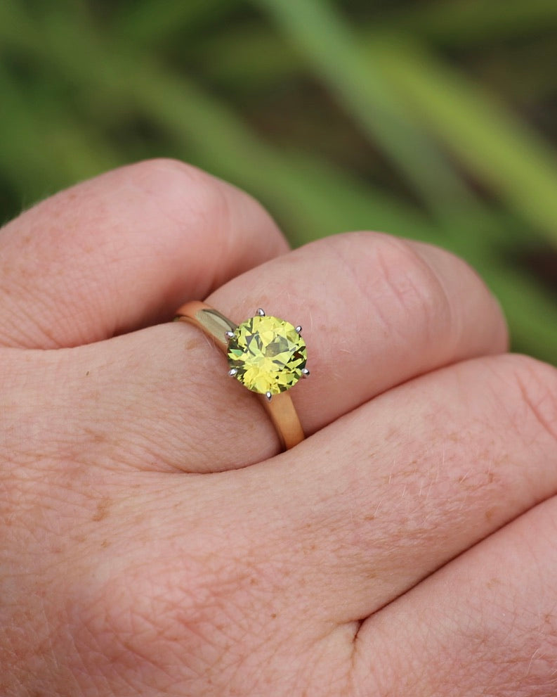 Breathtaking 2.59ct Natural Greenish Yellow Sapphire in Vintage 6 claw Mixed Metal 14ct Gold, 14ct White and Yellow Gold, size O or just over 7, 3.61g, with valuation