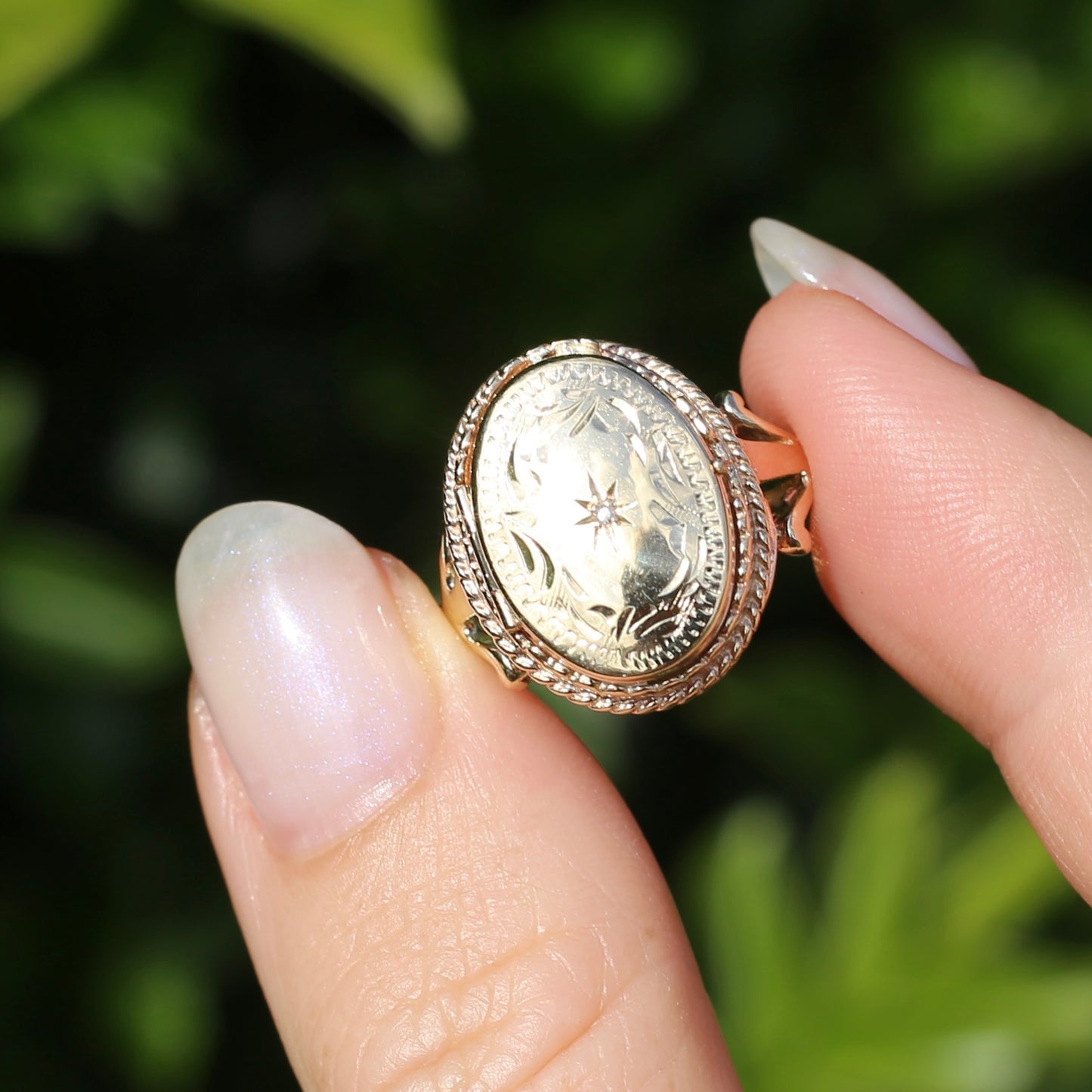 Fabulous 9ct Oval Locket Conversion Ring, Birmingham Uk made, 9ct Yellow gold, size 8.5 or Q1/2