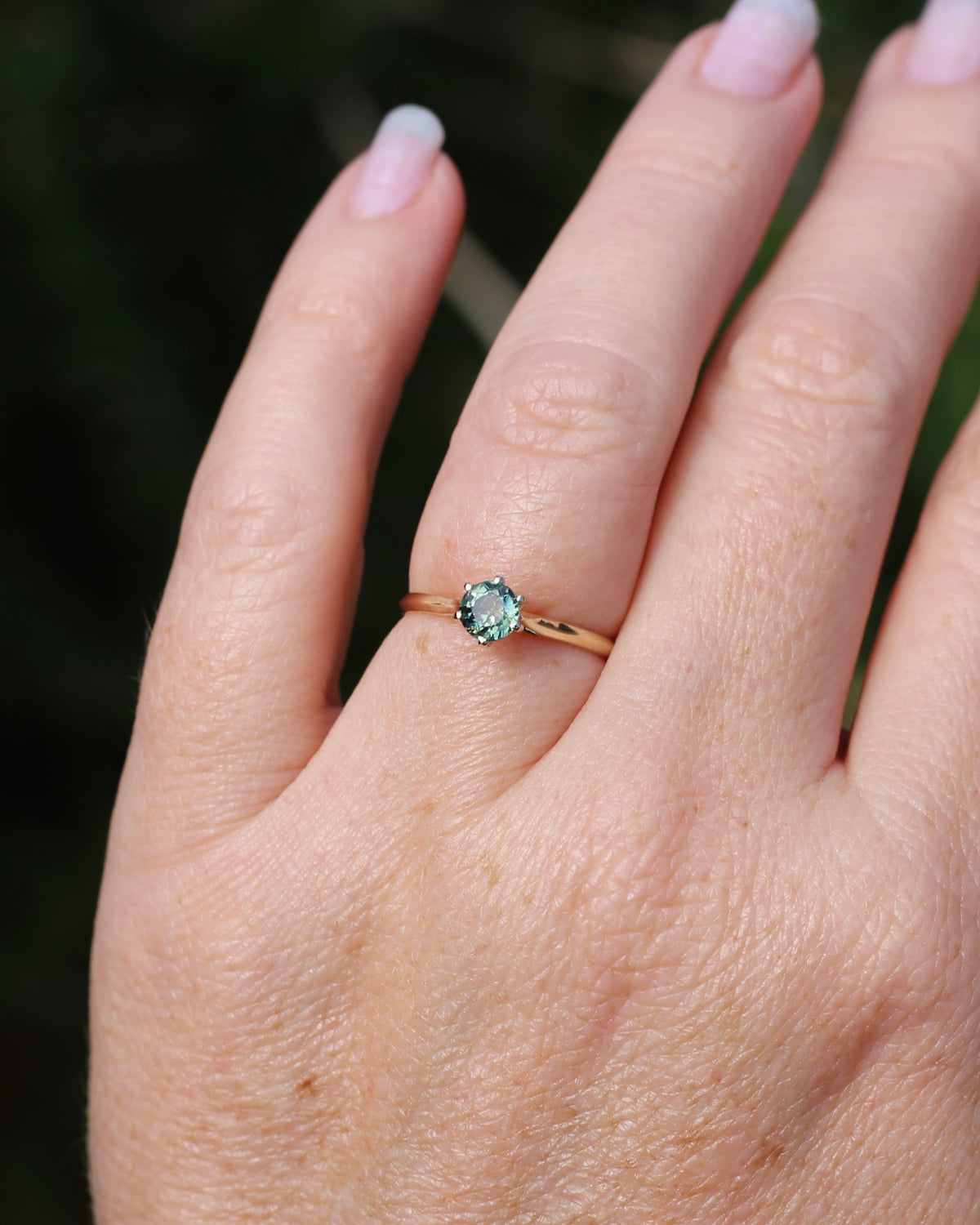 0.75ct Seafoam Parti Sapphire Solitaire, 9ct Yellow Gold, size M1/2 or just over 6.25, 1.24g