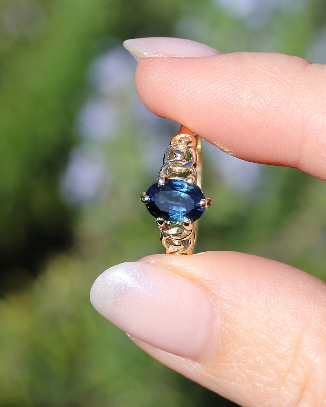 1.5ct Natural Australian Sapphire in 6 Claw Set Ring with Rope Detail Shoulders, 9ct Yellow Gold, size 8 or Q, 1.79g