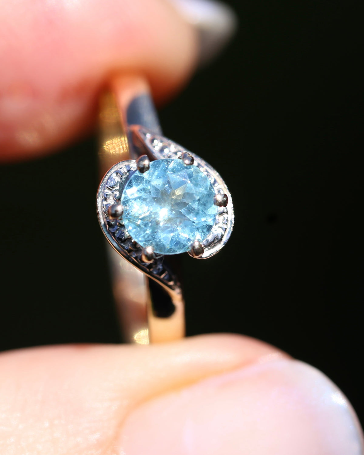 0.85ct Apatite Solitaire in Mixed Metal Solitaire, 9ct Yellow and White Gold, size 7.5 or just over O1/2, 2.1g