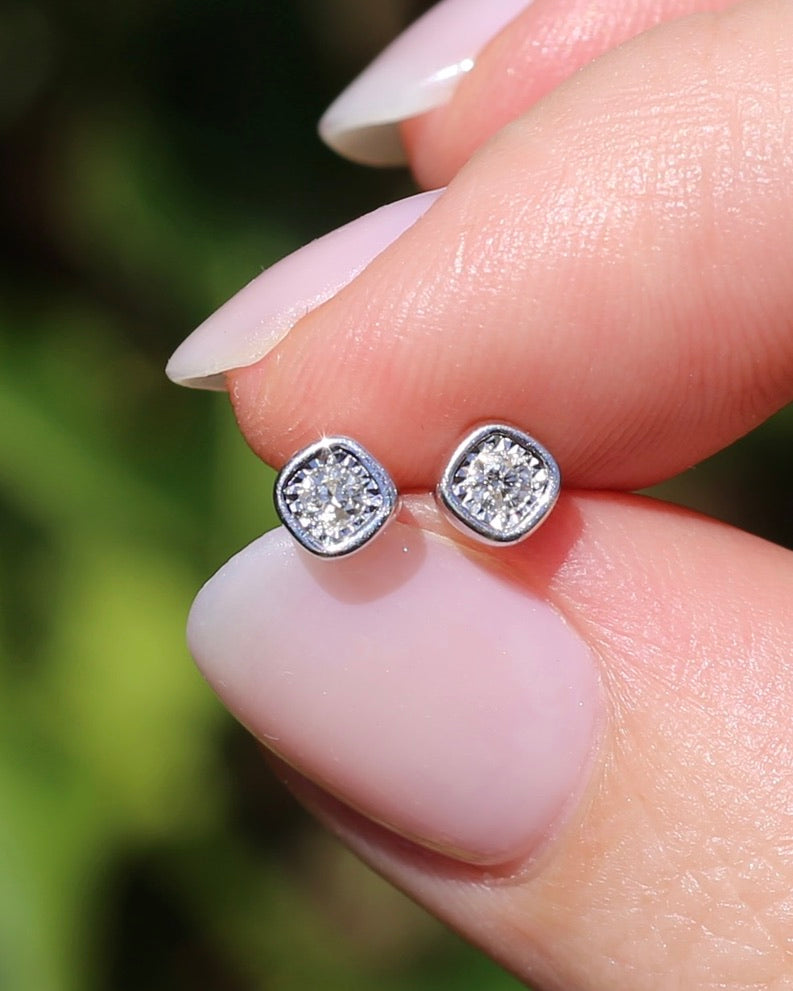 Cushion Shaped Illusion Set Round Cut Natural Diamonds, 9ct and 10ct White Gold, 1.05g