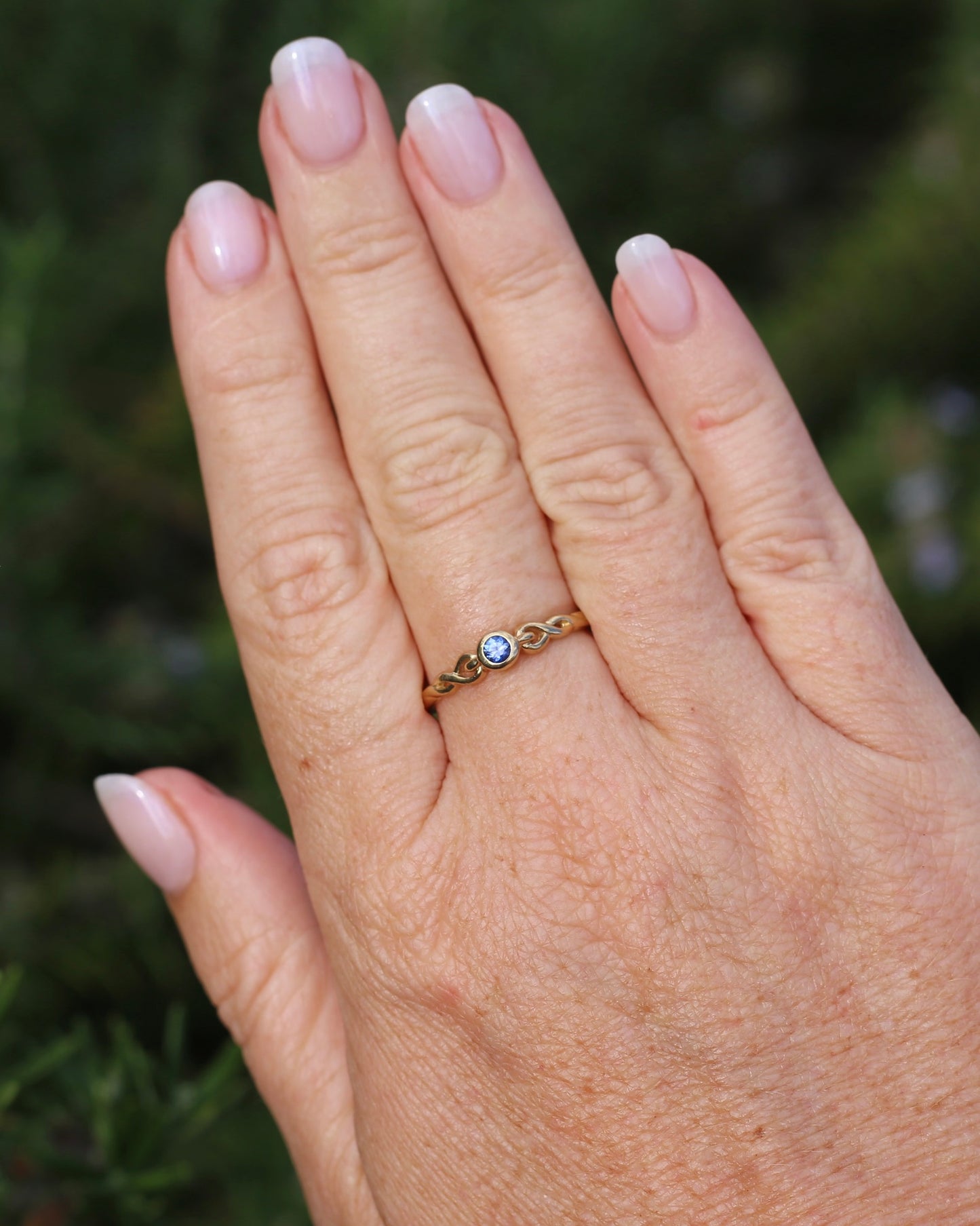 Bezel Set Bright Blue Sapphire Ring with Twisted Rope Shoulder Details, size 9.5 or just over S1/2, 1.76g