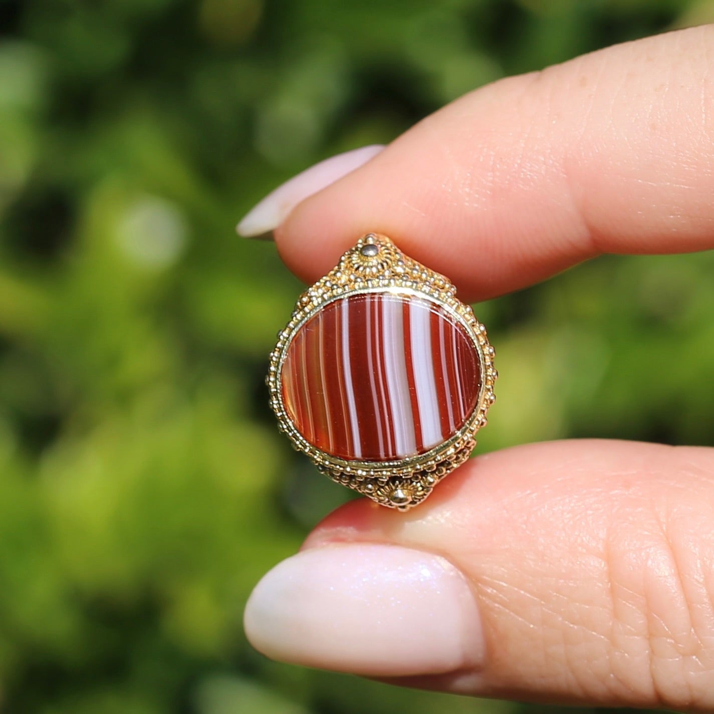 Mid Century Banded Agate in the Elaborate Scroll Detailed Floral Ring, 14ct Yellow Gold, size K1/2 or just under 5.5