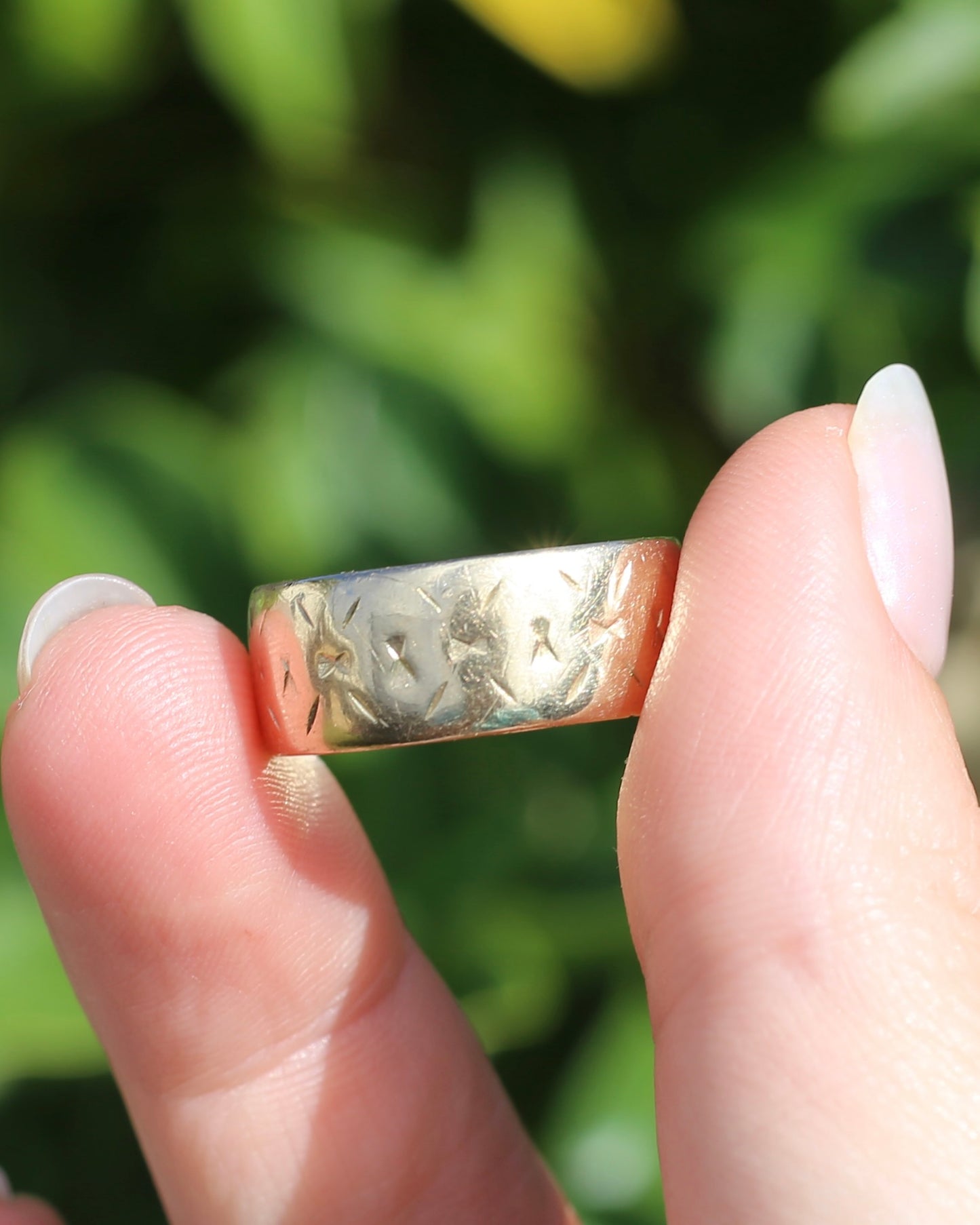 1977 London Made Wide Band with Diamond Cut Pattern, 9ct Yellow Gold, size W or 11 (fits more like a U-U1/2 due to width, 4.75g