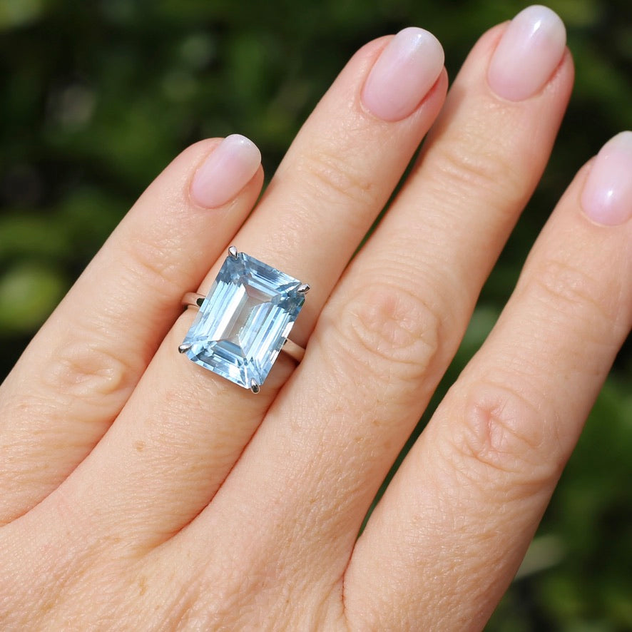 Stunning 15.41ct Emerald Cut Blue Topaz in 14ct White Gold Ring, size L or 5.5