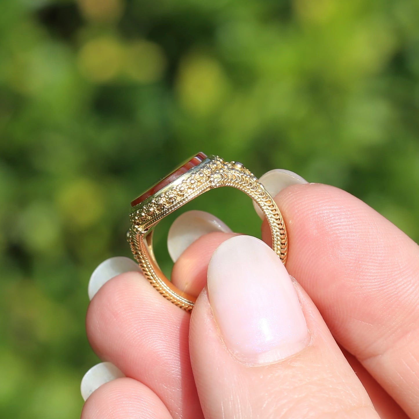 Mid Century Banded Agate in the Elaborate Scroll Detailed Floral Ring, 14ct Yellow Gold, size K1/2 or just under 5.5