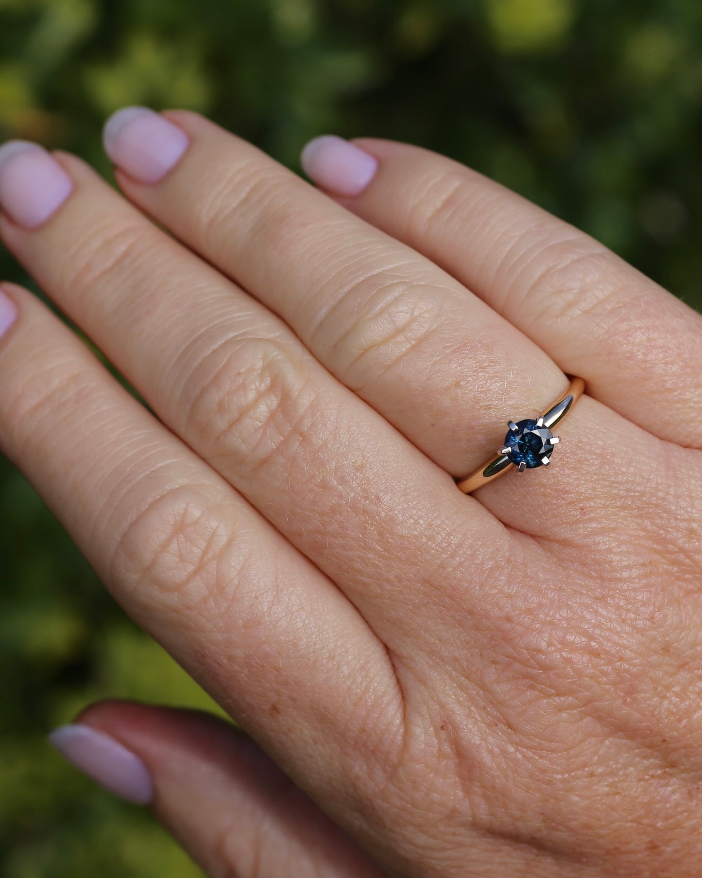 0.8ct Natural Teal Blue Sapphire in 14ct 6 Claw White Gold Setting on 14ct Yellow Gold Band, size N1/2 or just under 7, 2.51g