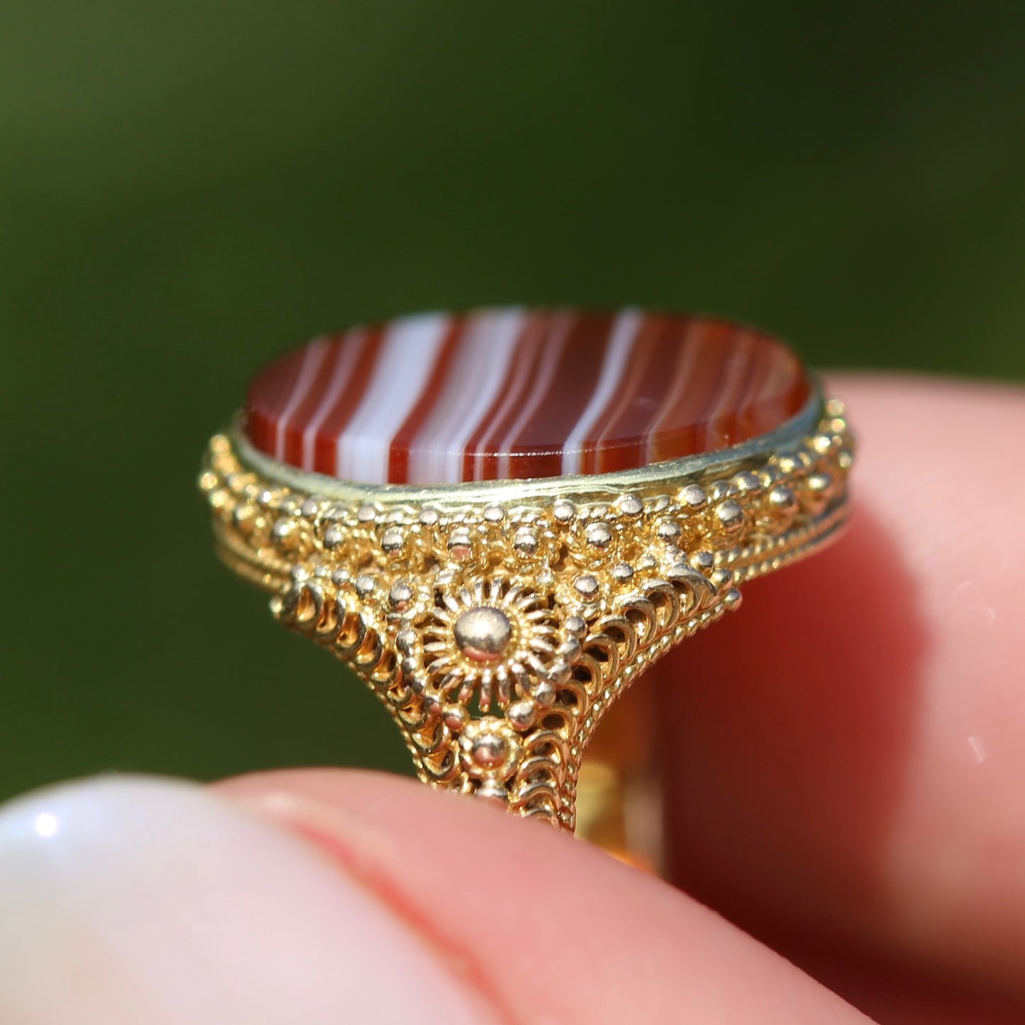 Mid Century Banded Agate in the Elaborate Scroll Detailed Floral Ring, 14ct Yellow Gold, size K1/2 or just under 5.5