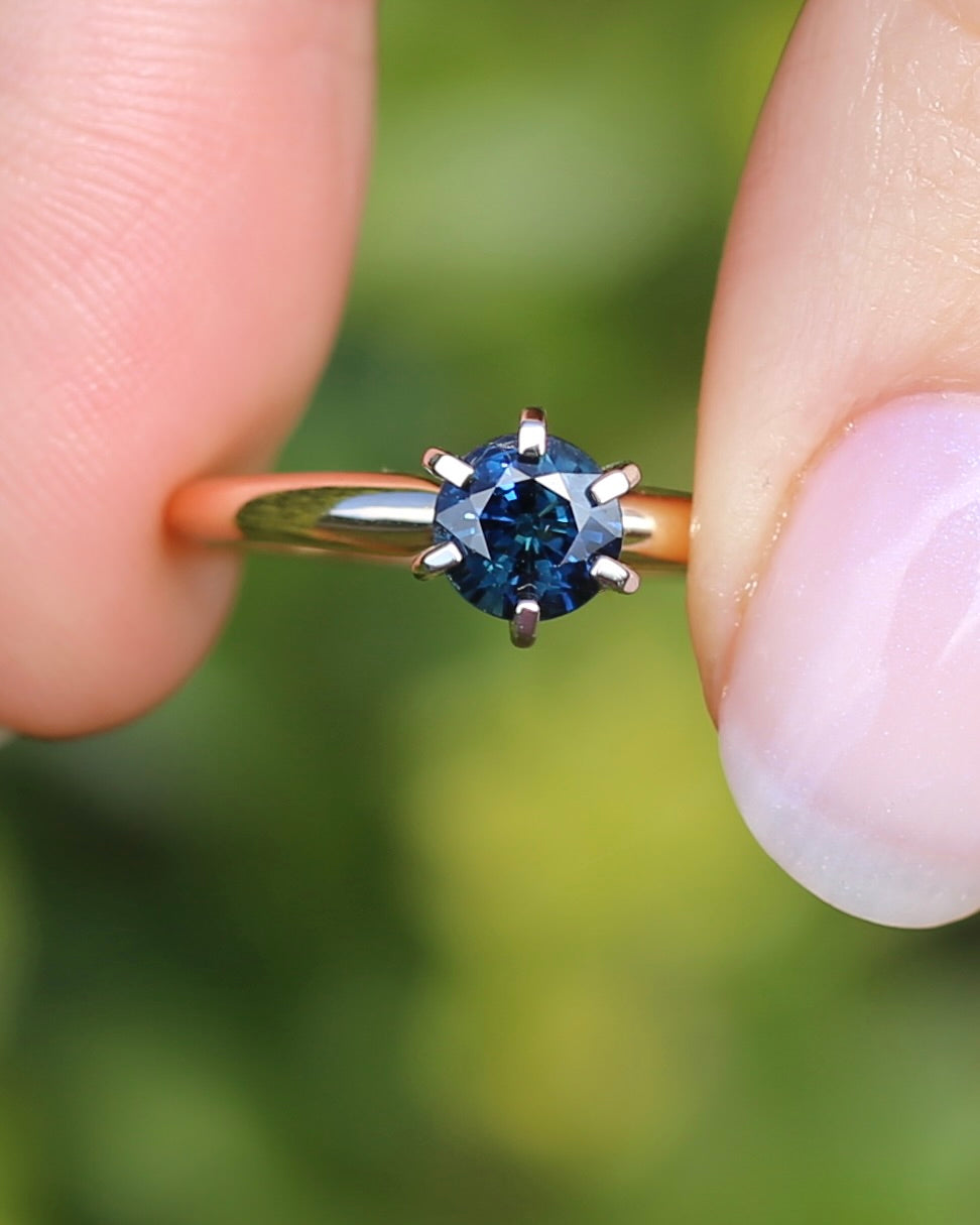 0.8ct Natural Teal Blue Sapphire in 14ct 6 Claw White Gold Setting on 14ct Yellow Gold Band, size N1/2 or just under 7, 2.51g