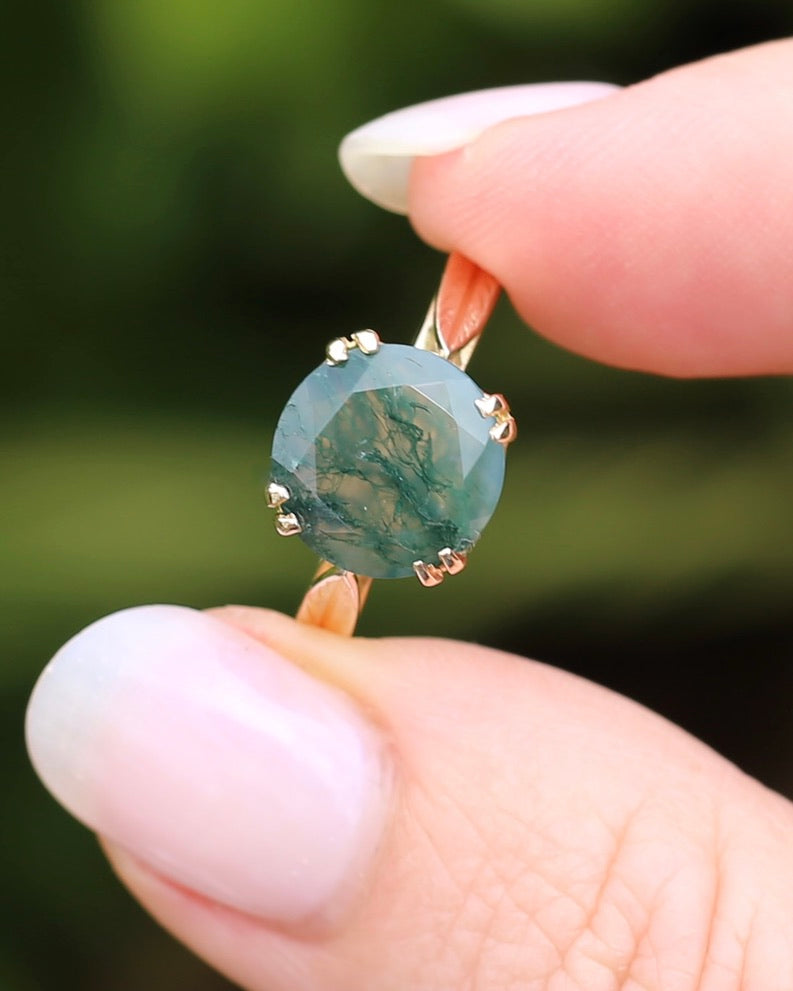 3ct Round Moss Agate Double Claw Set Ring, 9ct Yellow Gold, size N or 6.75, 4.11g