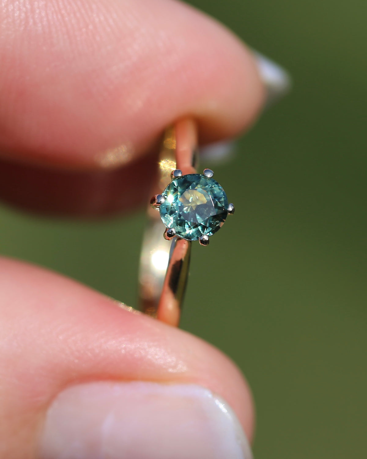 0.75ct Seafoam Parti Sapphire Solitaire, 9ct Yellow Gold, size M1/2 or just over 6.25, 1.24g