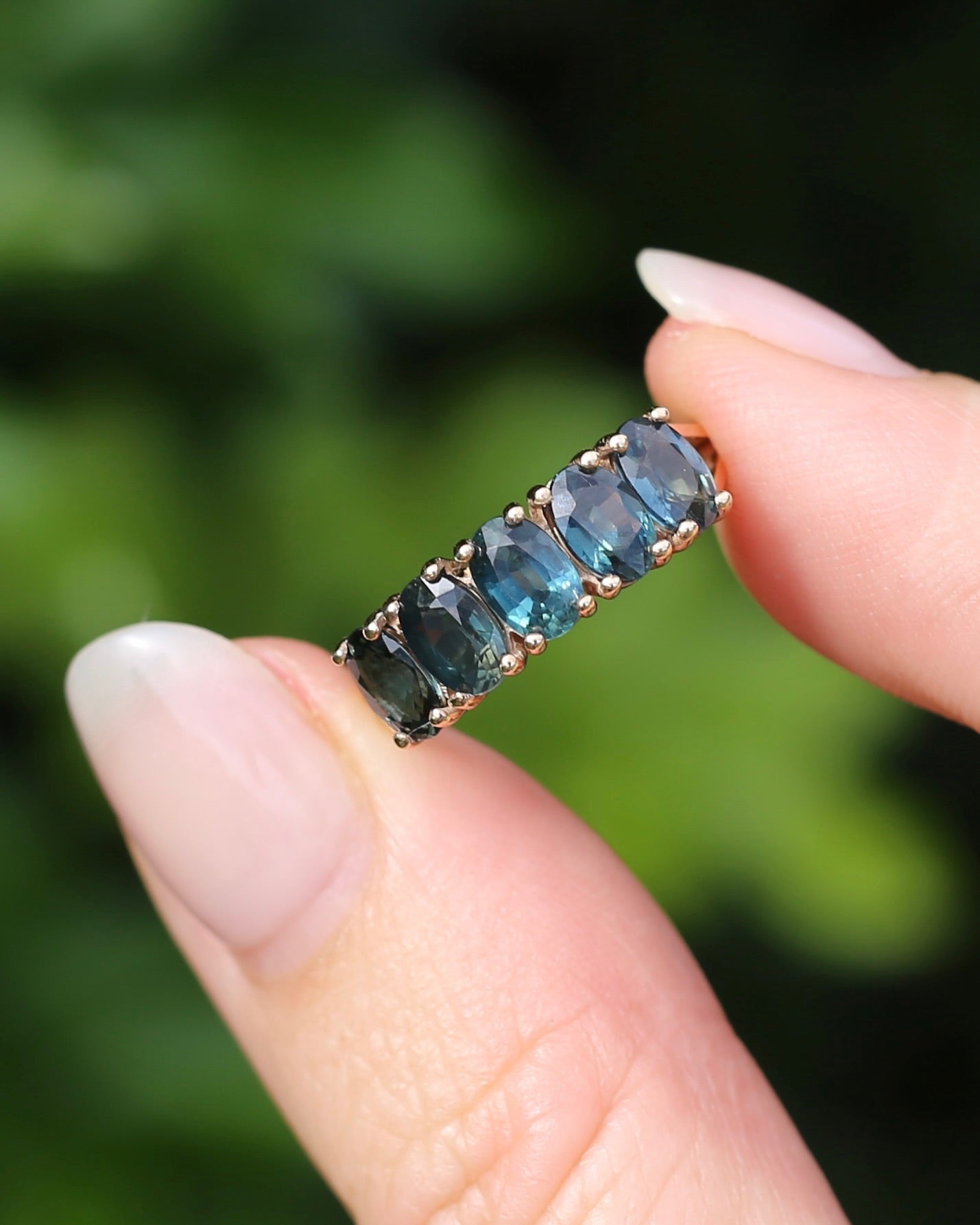 Vintage 3.25ct Five Stone Parti Sapphire Ring, 9ct Yellow Gold, size O1/2 or 7.5 with valuation, 3.05g