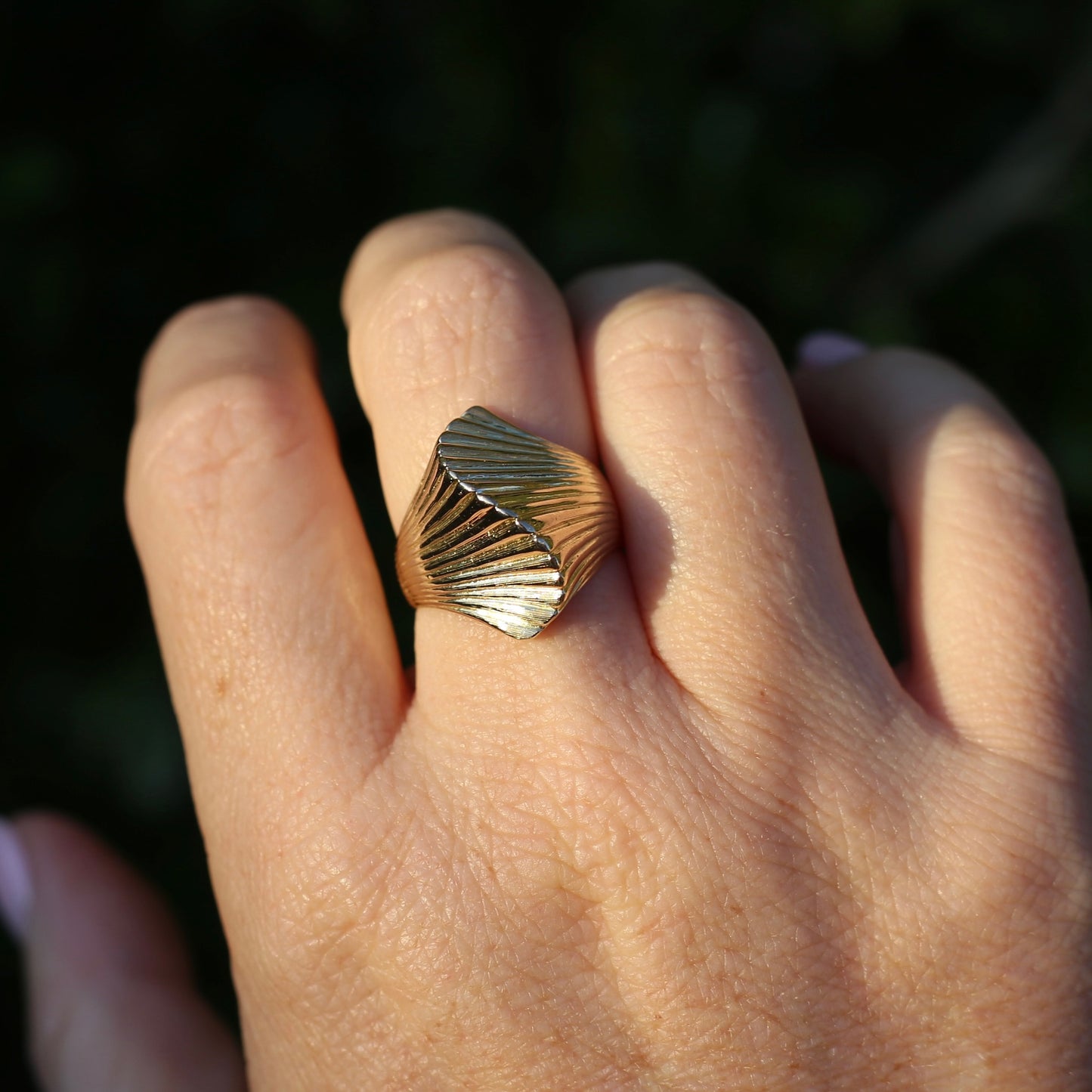 Mid Century Modernist 14ct Gold Sculptured Shell or Fan Ring, size R or 8.5 (maybe fits a bit bigger)