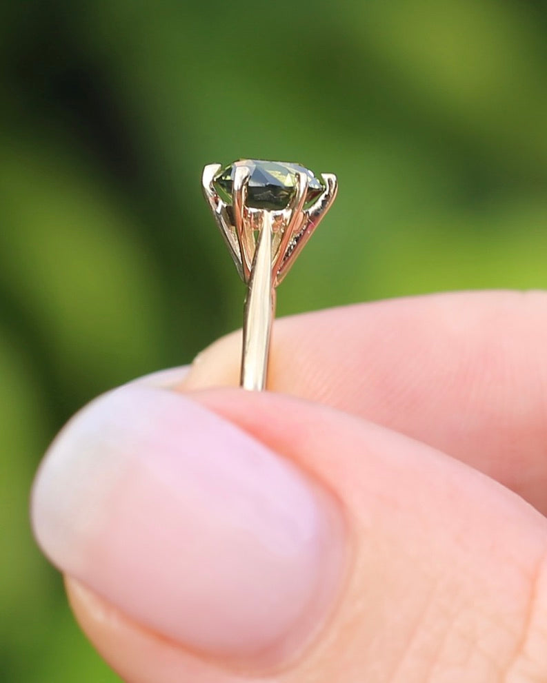1.38ct Deep Yellowish Green Sapphire 6 Claw Ring, 14ct Yellow Gold, size 7 or just under O, 1.62g, with valuation