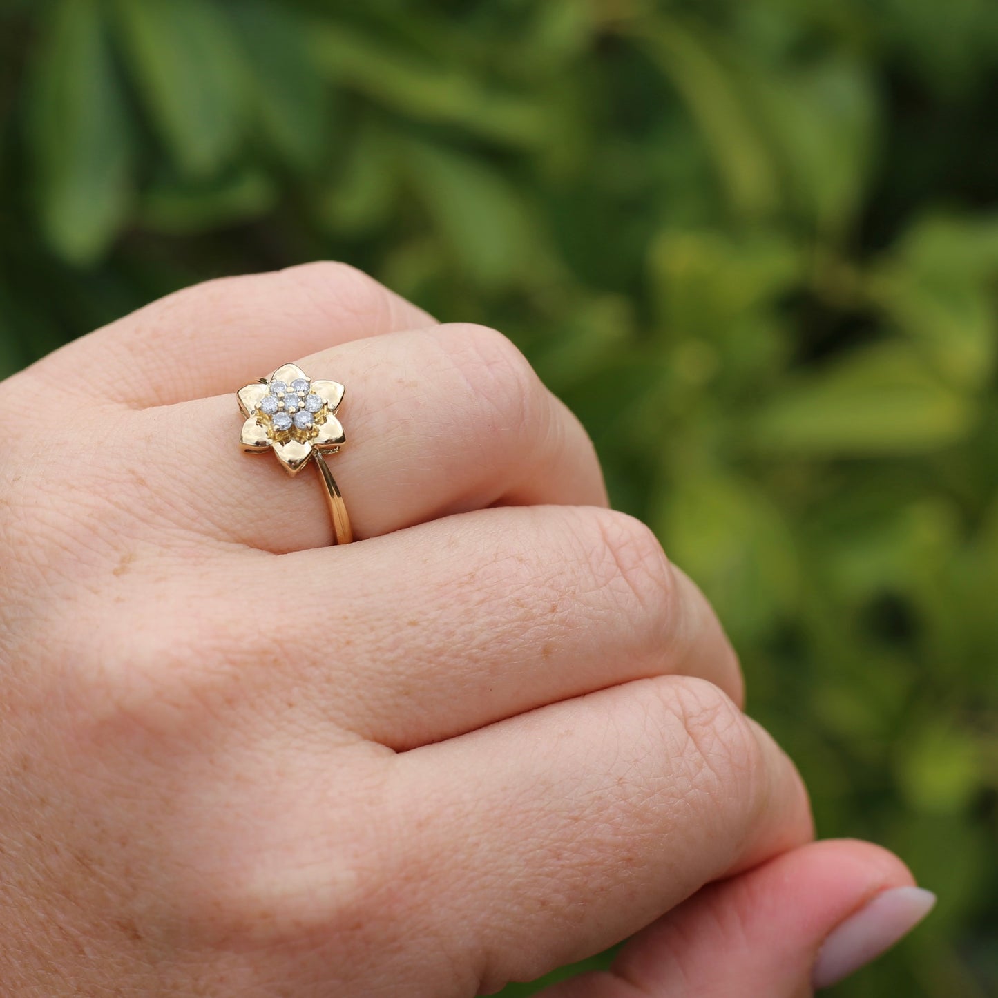 18ct Gold Flower with Diamond Stamens, 18ct Yellow Gold, size O or just over 7