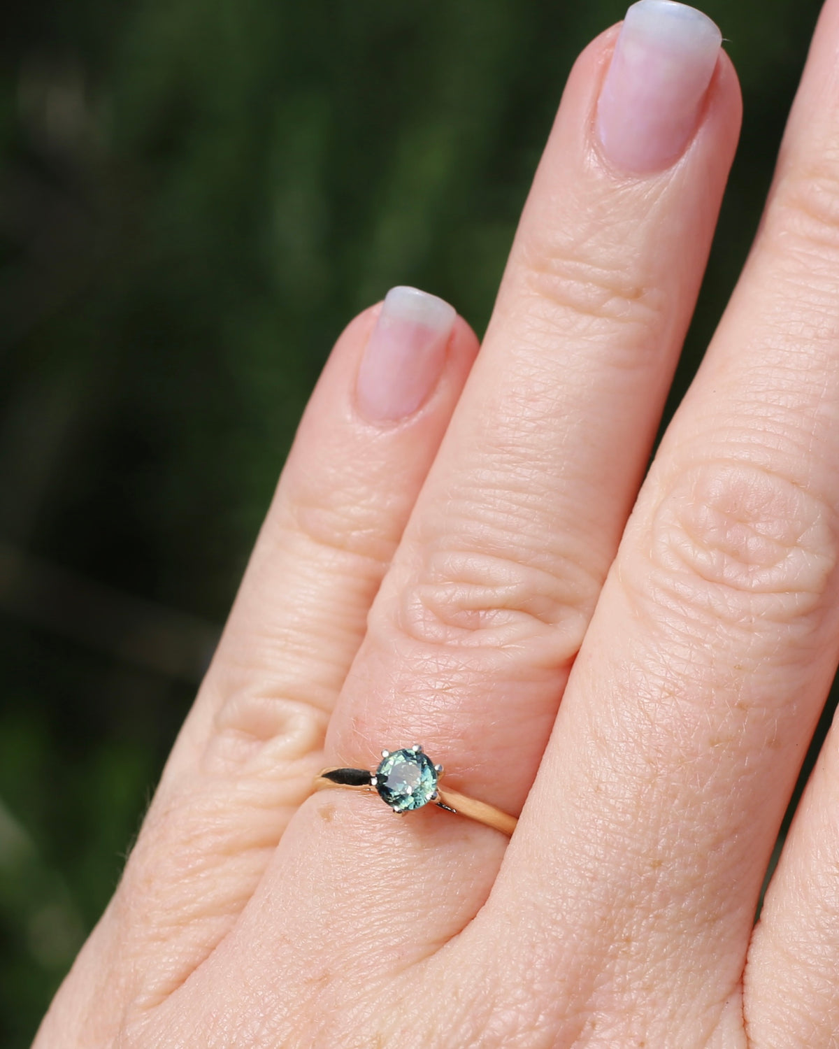 0.75ct Seafoam Parti Sapphire Solitaire, 9ct Yellow Gold, size M1/2 or just over 6.25, 1.24g