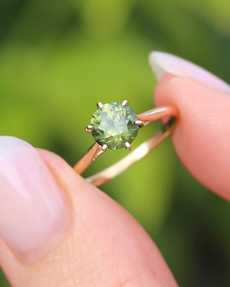 1.38ct Deep Yellowish Green Sapphire 6 Claw Ring, 14ct Yellow Gold, size 7 or just under O, 1.62g, with valuation