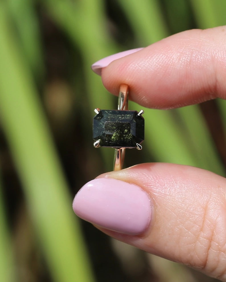 Unique Emerald Cut Ludwigite Peridot Ring, 4 claw, 9ct Yellow Gold, size O or 7.25, 2.87g