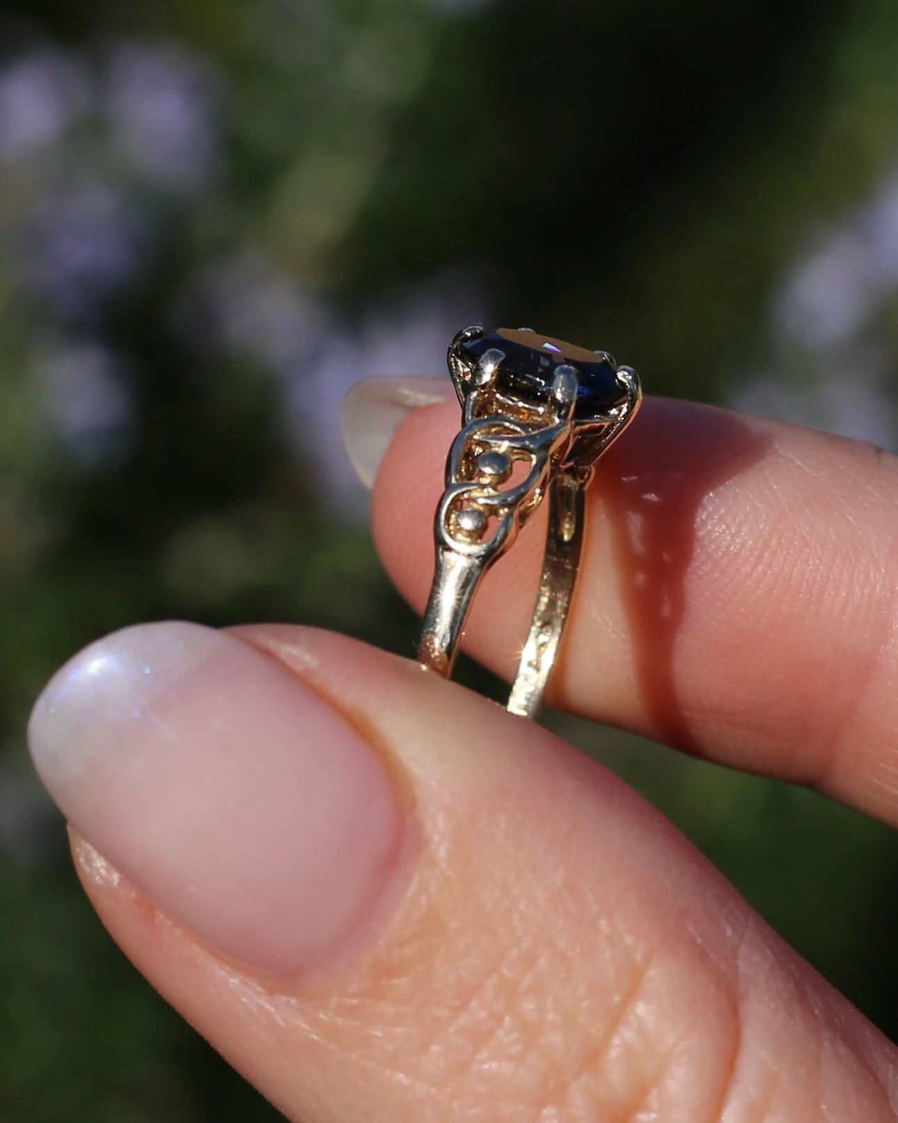 1.5ct Natural Australian Sapphire in 6 Claw Set Ring with Rope Detail Shoulders, 9ct Yellow Gold, size 8 or Q, 1.79g