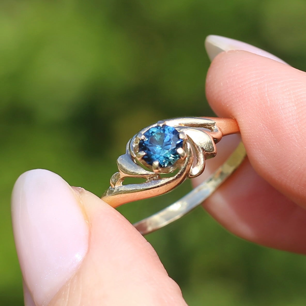 Peacock Parti Sapphire Ring, 9ct Yellow Gold, size 10 or U