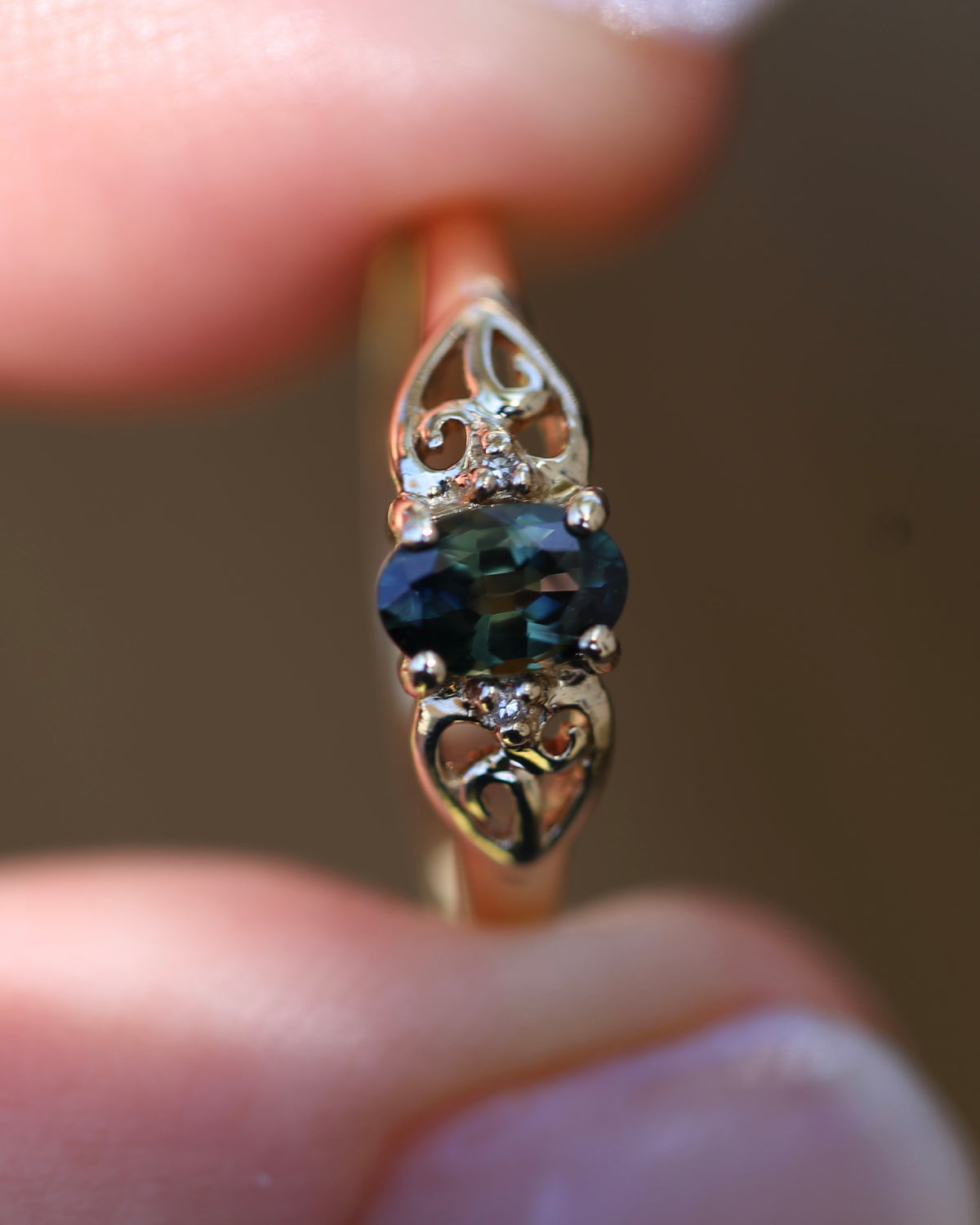 0.75ct Natural Teal Green Parti Sapphire with tiny Diamond Set Swirl Shoulders, 9ct Yellow Gold, size M1/2  or  just under 6.5, 1.44g