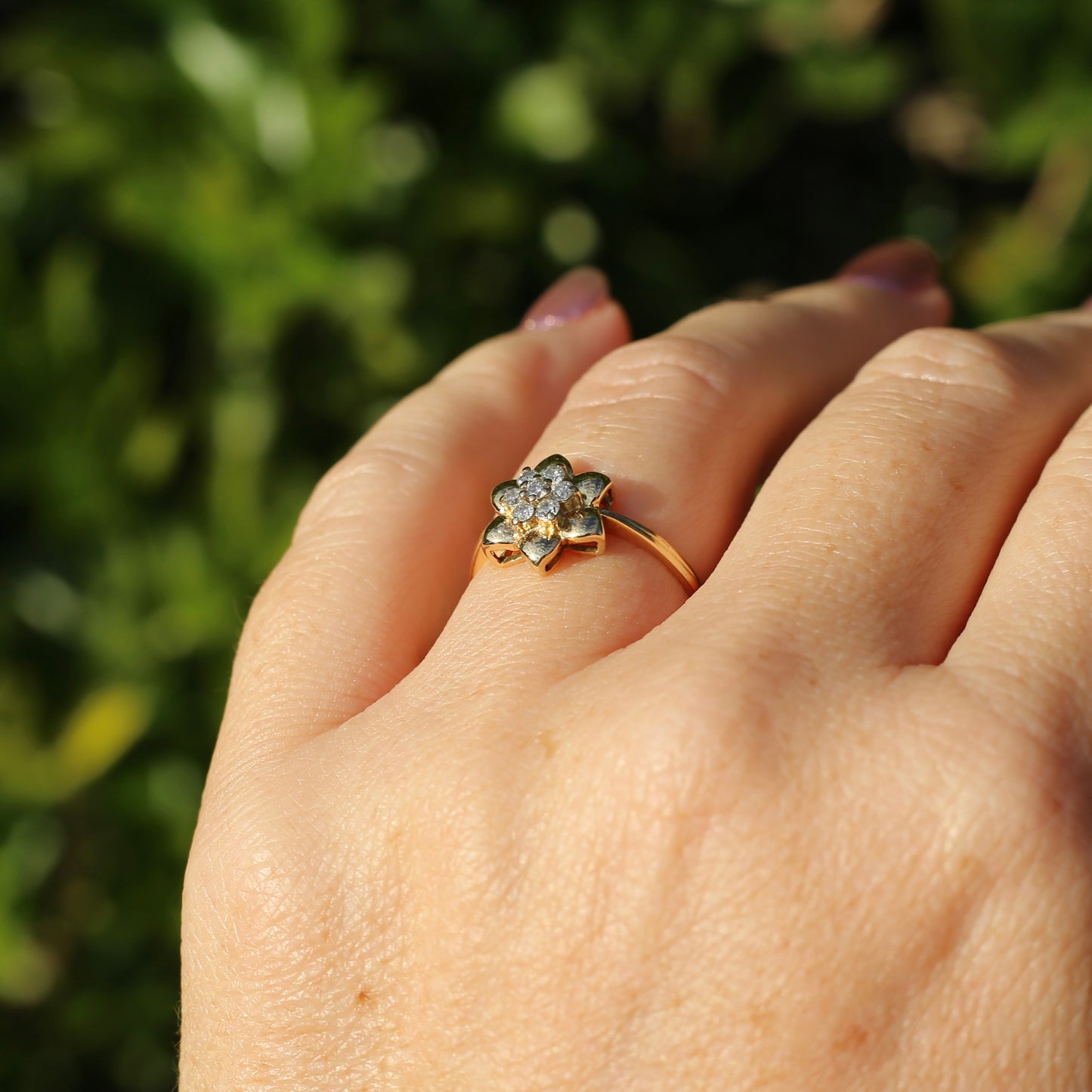 18ct Gold Flower with Diamond Stamens, 18ct Yellow Gold, size O or just over 7