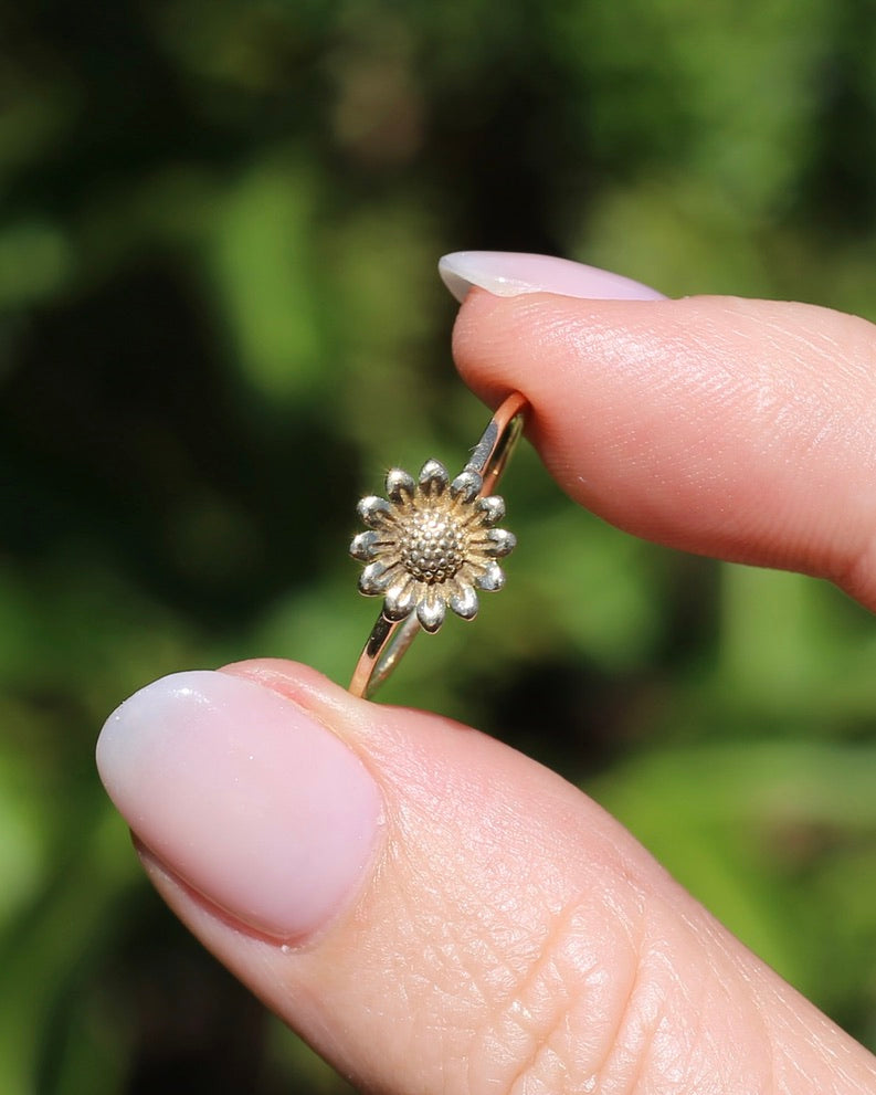 Dainty Sunflower Ring in 9ct Yellow Gold, size N1/2 or 7, 1.04g