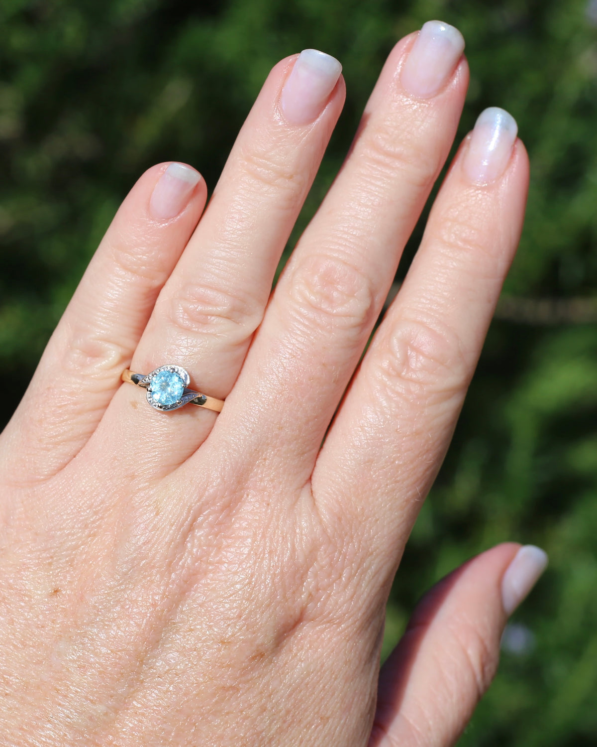 0.85ct Apatite Solitaire in Mixed Metal Solitaire, 9ct Yellow and White Gold, size 7.5 or just over O1/2, 2.1g