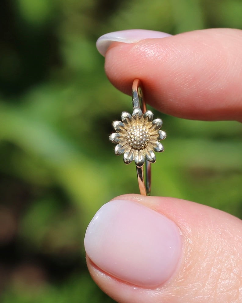 Dainty Sunflower Ring in 9ct Yellow Gold, size N1/2 or 7, 1.04g