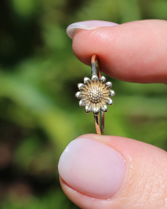 Dainty Sunflower Ring in 9ct Yellow Gold, size N1/2 or 7, 1.04g