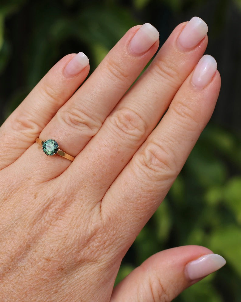 1.36ct Teal Parti Sapphire in Vintage 6 Claw 14ct Yellow Gold Ring, size O or 7.25, 1.96g, with valuation