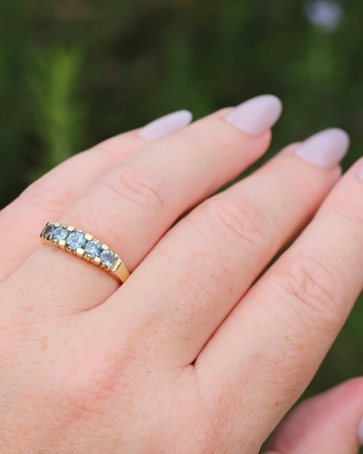 1.15ct Blue and Yellow Parti Sapphire Five Stone Ring in Angular Settings, 9ct Yellow Gold, size O or 7.25, 2.78g